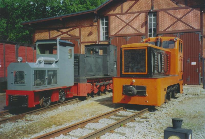 V10C (LKM 250311 1962) und hinter der Feldbahnlok, HF130C (Gmd. 4233 1946) in Rittersgrn am 25.06.05