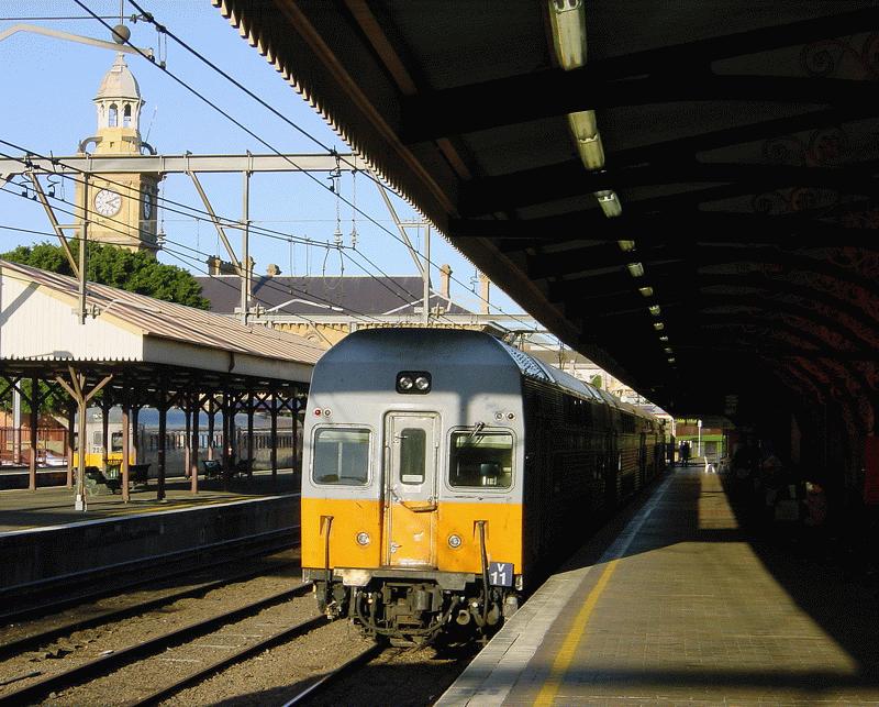 V11 im Licht der aufgehenden Morgensonne, Bahnhof Newcastle Mai 2002