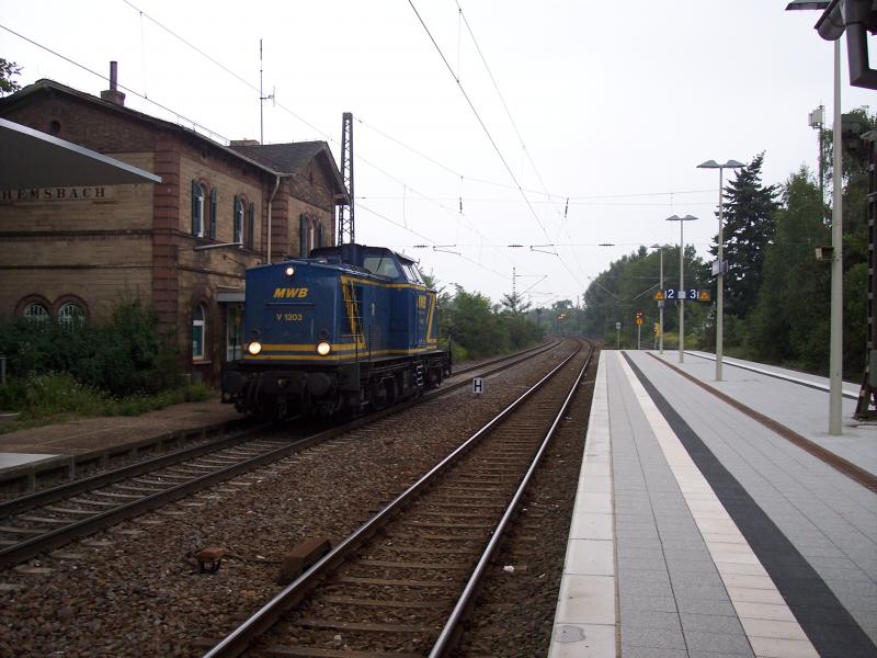V1203 der MWB durchfhrt den Bahnhof Hemsbach am 21.8.2005