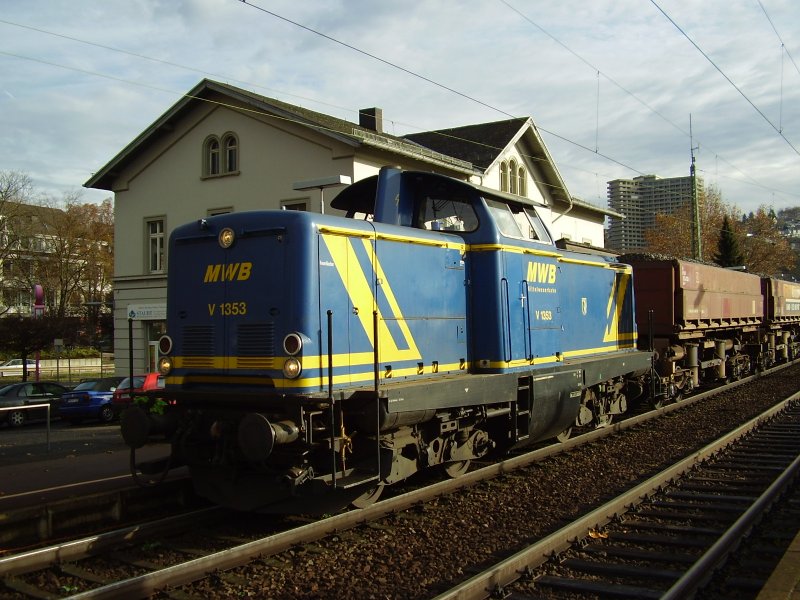 V1353 (ex V100 DB) schiebt einen Schotterzug whrend Gleisbauarbeiten durch den Bahnhof Vallendar/Rhein