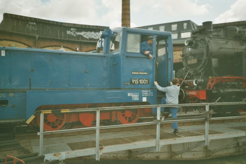 V15 1001 rangiert mit BR 80 023 auf der Drehscheibe fr die Fotographen beim Dresdener Dampflokfest 2004