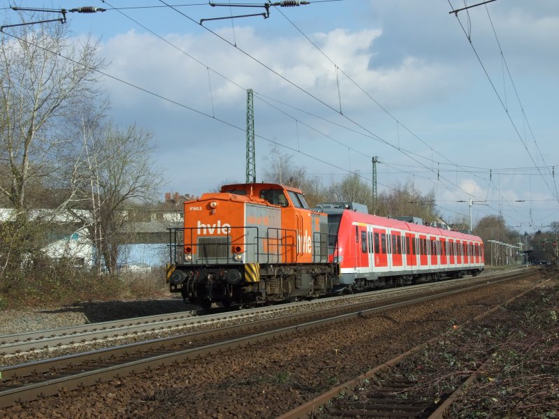 V160.3 ist mit 422 002 im Schlepp aus Ulm kommend am 08.03.2008 gegen 16 Uhr mit ihrem berfhrungszug nach Kln in Wiesbaden Biebrich