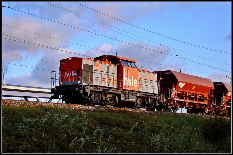 V160.6 holt die letzte volle Wagengruppe in den S�dhafen.   Stralsund am 09.10.09 