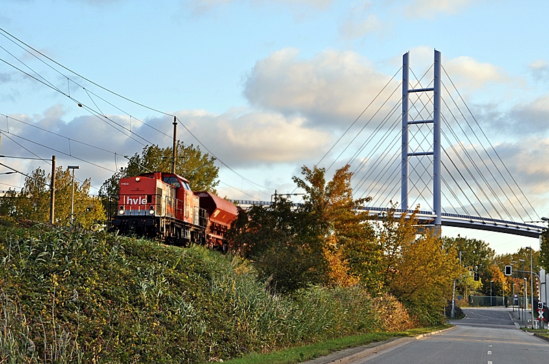 V160.6 der Hvle mit der zweiten H�lfte eines Ganzzuges im Bf Stralsund/R�gendamm am 09.10.09
