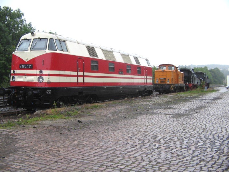 V180 141, 106 992, 75 501 und 86 1049 stehen beim Tag der Sachsen in Marienberg auf dem Bahnhof. 03.09.06
