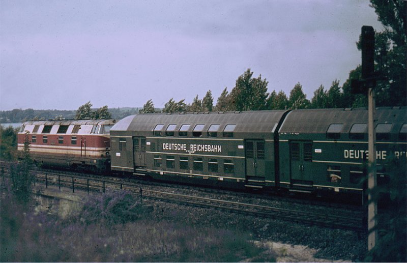 V180 224 vor einem Dopelstock-Zug nach Brandenburg.
Aufn.1968 Berliner Auenring. 