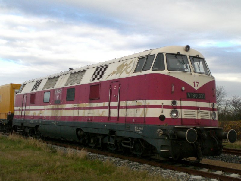 V180 331 der PBSV am 08.11.2007 vor einem Gleisbauzug in S�derl�gum.