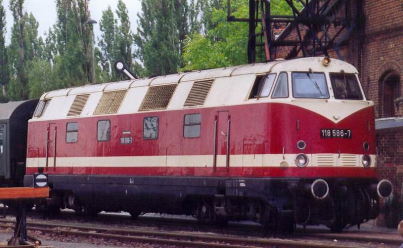 V180 abgestellt neben dem Ringlokschuppen pr�sentiert sich den G�sten des Sta�furter Dampflokfestes. Juni 2004