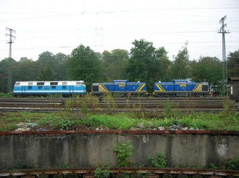V180 von SLG, V1701 und V1702 von MWB abgestellt als Lokzug in Koblenz Ltzel am 13.10.2006.
Fotografiert von der Drehscheibe des DB-Museums aus.