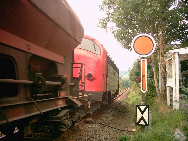 V190 ??  NOHAB einer privaten Streckenbaufirma beim Neueinschottern einer Nebenbahnstrecke (RB94) in Vormwald 2004 