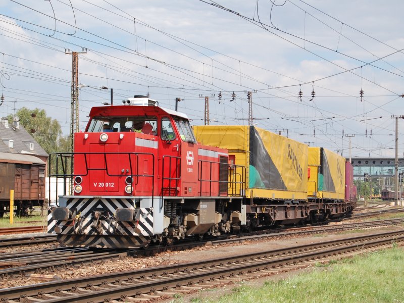 V20 012 am 31.07.2007 mit einem
kurzen Gartnerzug unterwegs nach 
Lambach bei der Durchfahrt in Wels.