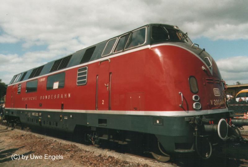 V200-007 auf dem Dampflokfest in Osnabrck 2003. Die Lok wurde 1956 vom Hersteller Maschinenbau Kiel (MaK) an die DB ausgeliefert. Bis zu ihrer Ausmusterung am 31.12.1984 tat sie ihren Dienst. Seit 1985 ist sie Museumslok im Bestand des Eisenbahnmuseums Nrnberg und wird nach wie vor zu Sonderfahrten 
eingesetzt. Insgesamt 136 Maschinen vom Typ V200 beschaffte die Bahn von 1953 bis 1965. Sie wurden im Reise- und Gterzugbetrieb auf Hauptbahnen eingesetzt.