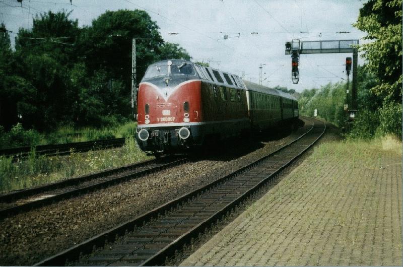 V200 007 auf dem Weg nach Knigsberg(Zuglauf von Kln ber  Bielefeld-Hannover-Berlin) .Die Aufnahme entstand im Juli 2001 in Wunstorf.