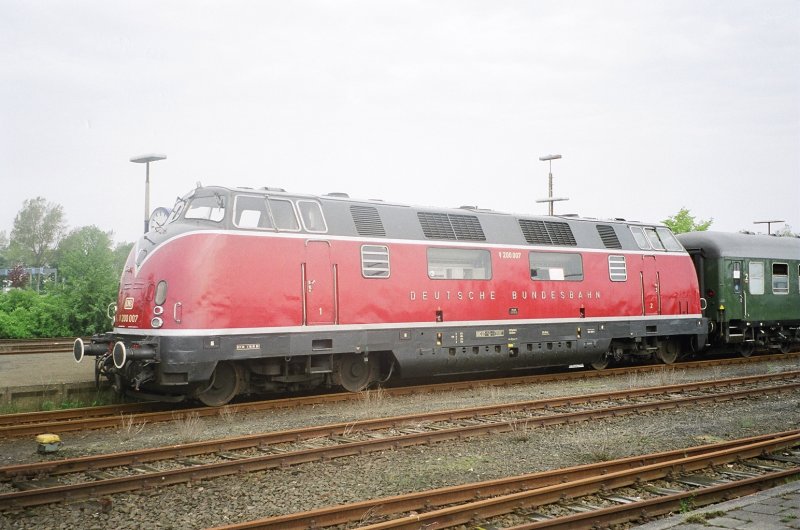 V200 007 fhrt zum 40 jhrigem Jubilum der Vogelfluglinie Sonderfahrten von Groenbrode nach Puttgarden (mit V200 116). Puttgarden 24.05.2003 Scan vom Negativ

