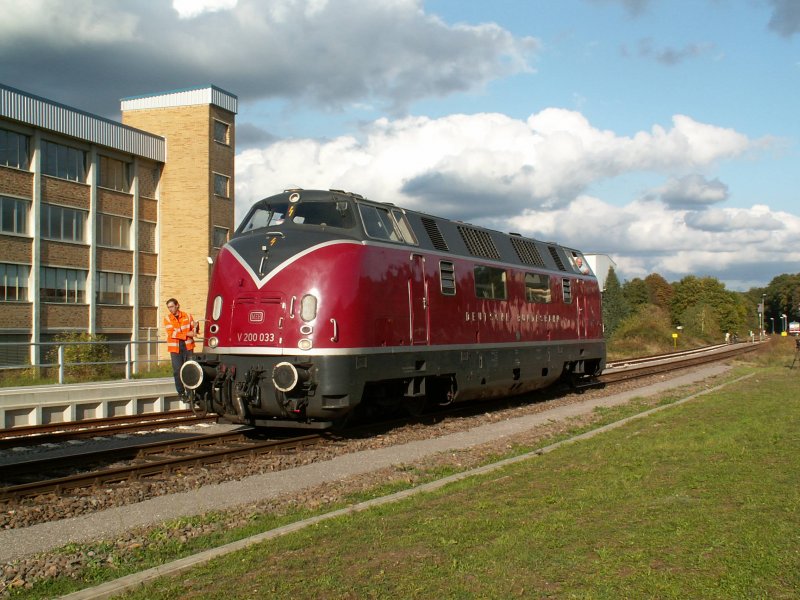V200 033 beim Umspannen in Kusel am 24.9.09 im Rahmen des Plandampf  Reisen wie vor 50 Jahren... 