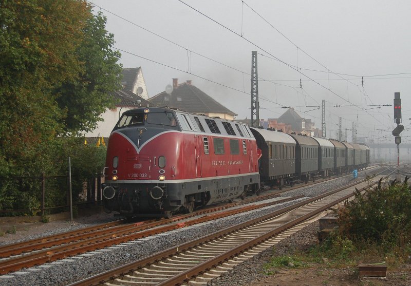 V200 033 fhrt mit ihrem Sonderzug (20 Jahre VRN bzw. Verkehrsverbund-Rhein-Neckar)aus Mannheim Hbf kommend im morgendlichen Nebel gerade durch Ludwigshafen-Mundenheim Richtung Neustadt(Wstr) Hbf. Von dort ging es per Dampflok weiter nach Bundenthal-Rumbach. Am kommenden Wochenende bzw. 26-27 Septmeber wird es den ganzen Tag ber weitere Sonderfahrten geben. 23.09.2009