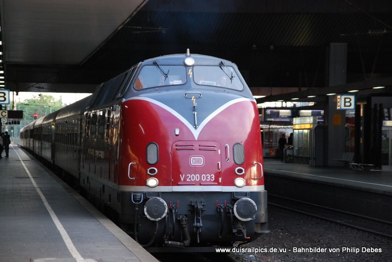 V200 033 (MEH) am 30. Mai 2009 um 20:58 Uhr mit einem Sonderzug in D�sseldorf Hbf