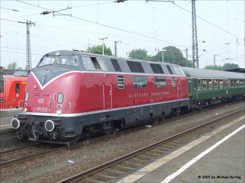 V200 033 der MEH mit einem Sonderzug nach St. Goar. 
Wanne-Eickel Hbf 25.8.07