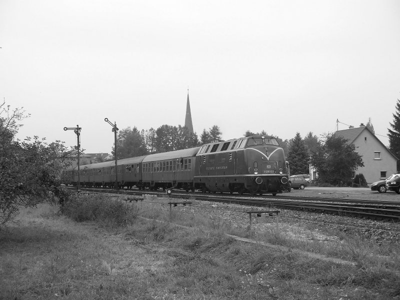 V200 033 mit einem Regionalexpress nach Heilbronn bei Sinsheim-Steinsfurt, 03.10.07.