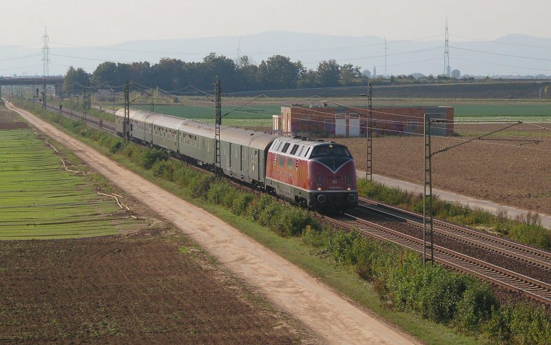 V200 033 mit Sonderzug (20 Jahre Verkehrsverbund-Rhein-Neckar) fhrt zwischen Bhl-Iggelheim und Schifferstadt Richtung Ludwigshafen(Rhein) Hbf. 26.09.2009