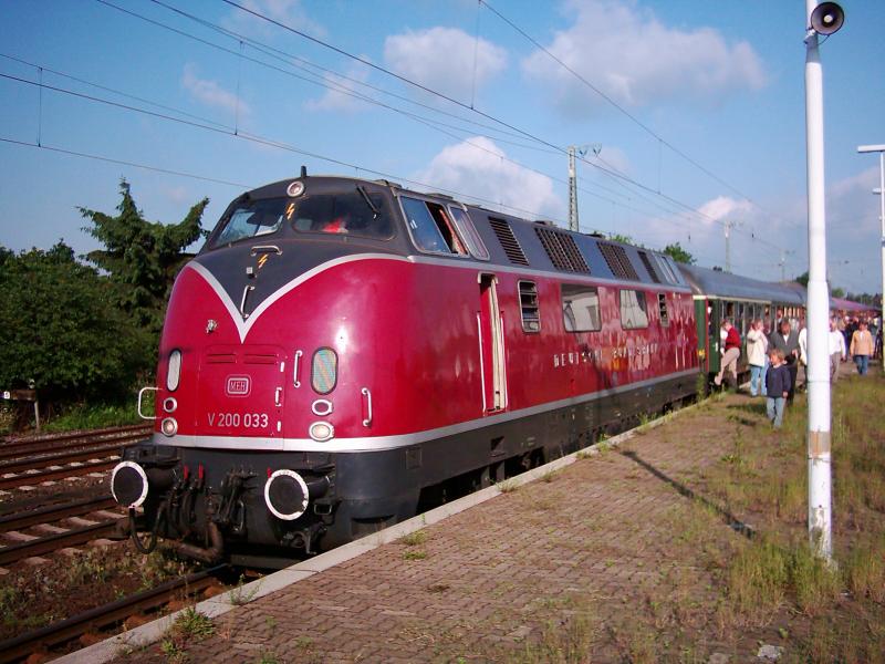 V200 033 der Museumseisenbahn Hamm whrend eines Haltes auf dem Weg nach Wernigerode/ Harz (Juni/2005) im Rahmen einer Sonderfahrt der Westfalendampf AG