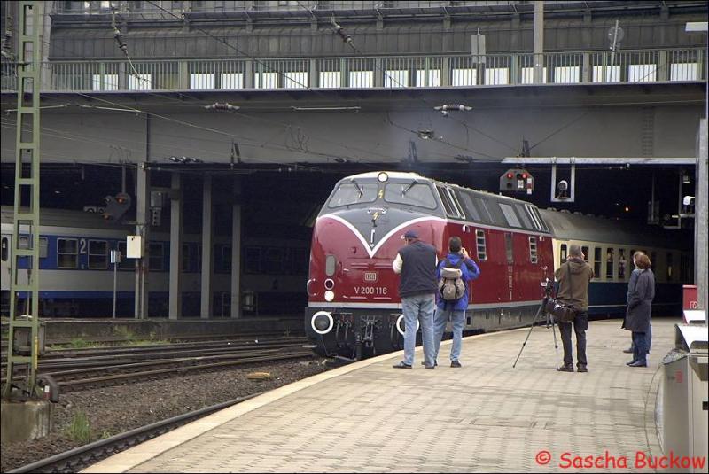 V200 116 bei der Ausfahrt mit ihren Sonderzug nach Puttgartden aus dem Hamburger Hbf am 24.05.2003