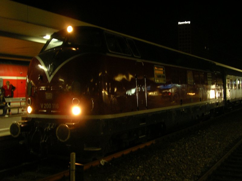 V200 116 mit Sonderzug von Gerolstein nach Mnster Hbf. beim Halt um 21:55 Uhr in Dortmund Hbf.(27.09.2008)