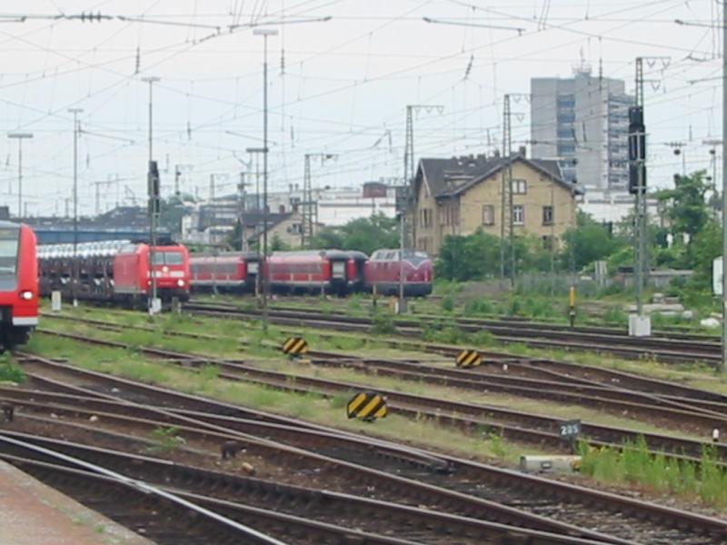 V200 steht in Mannheim Hbf bei alten Flachwagen die Bald verschrottet werden. Daneben eine 185 und eine halbe ET425.