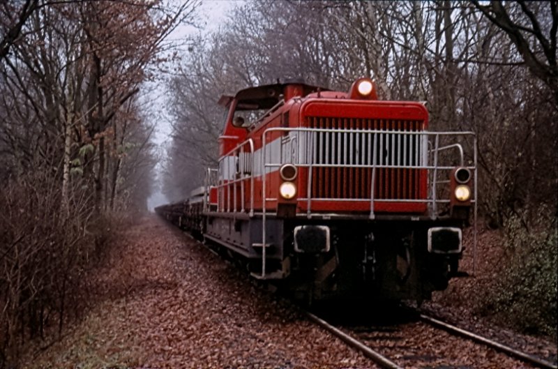 V2.017 der AKN im Dezember 2008 auf der Fahrt in Richtung Glinde. Hier hat die Lok mit gut 800t Anhngelast an der Steigung zwischen Kirchsteinbek und Boberg Schwerstarbeit zu leisten und fhrt fast nur noch im Schritttempo.