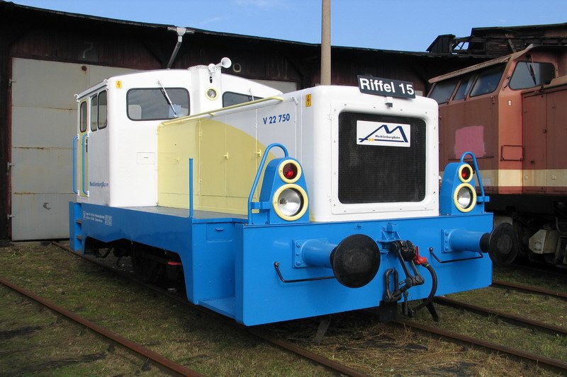 V22 750 (Riffel 15) der Mecklenburgbahn im Bw Schwerin. 10/2004 