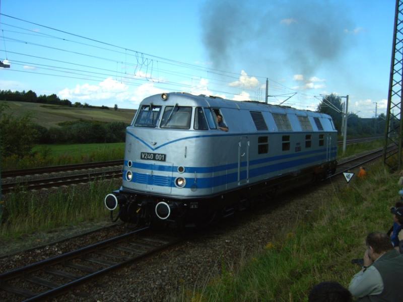 V240 001 beim Heizhausfest Chemnitz Hilbersdorf 2004.
�brigens, dass orange an dem Obereitungsmast ist einer der netten  sicherheitsbewussten  Leute die ihr Kind, gesch�tzte 3-4 Jahre alt, an allen Fotografen vorbei durch&acute;s Gras schleift und dann allen im Bild direkt an der Strecke Aufstellung nimmt. Danke hierf�r auch an&acute;s Eisenbahnmuseum Chemnitz Hilbersdorf die so flei�ig abgesperrt haben.