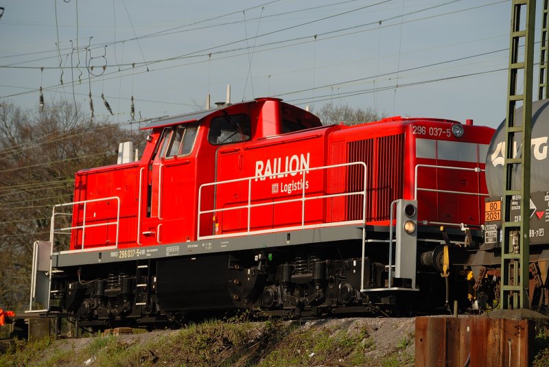 V296 037-5 vor dem Ablaufberg und drckt den letzten Waggon den Berg hinunter. Rangierbahnhof Hagen-Vorhalle.