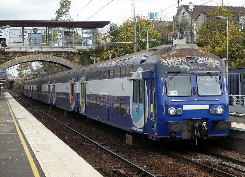 V2BN-Doppelstockzug der Transilien SNCF als RER-Line J von Paris St.Lazare nach Mantes la Jolie am 16.10.2008 in der Station Conflans Fin d' Oise.