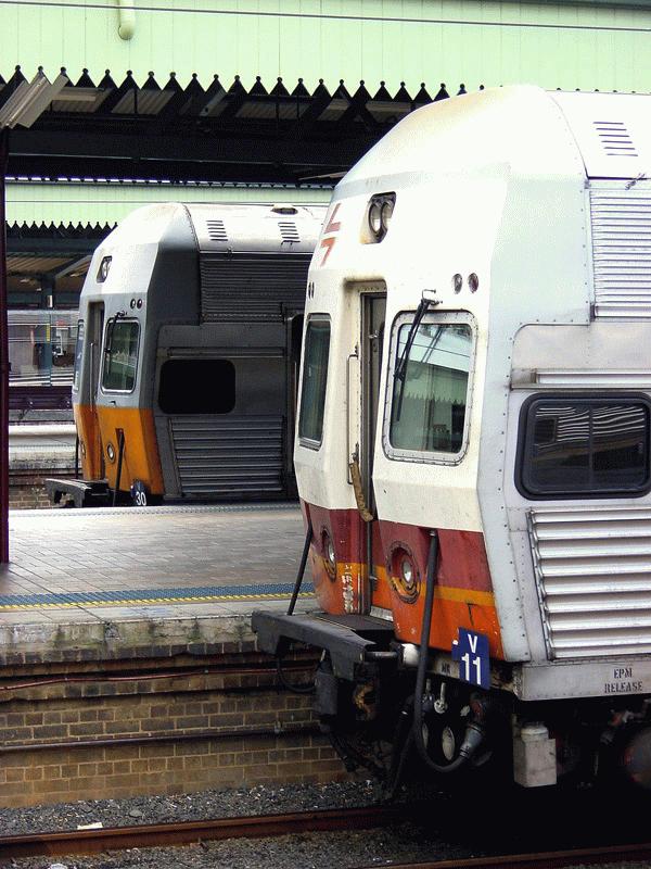 V30 und V11 in Sydney Central Station, April 2002