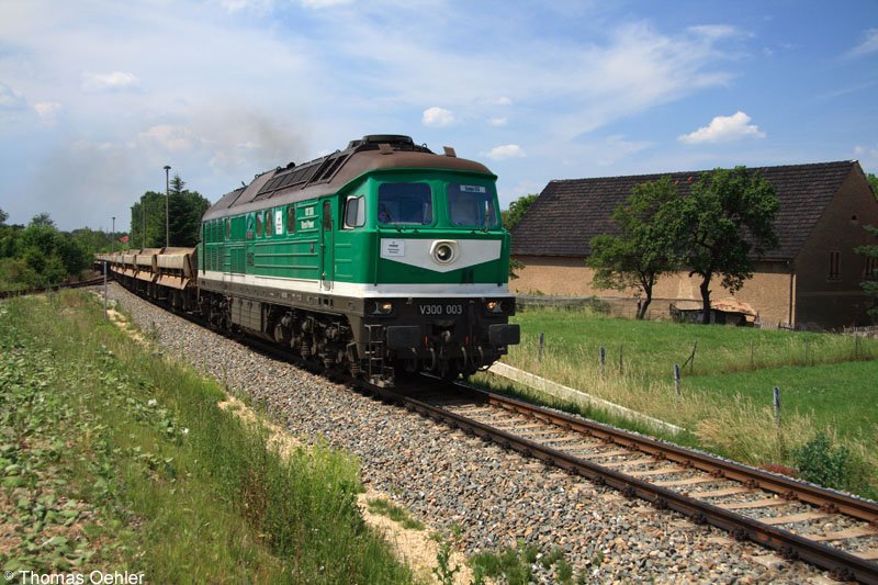 V300 003 ist am 11.06.07 mit dem Leerzug 66239 nach Kayna unterwegs. Hier bei Raitzhain, verlsst der Zug die KBS 550 und biegt auf die Wismut-Sandbahn Raitzhain-Kayna ab.