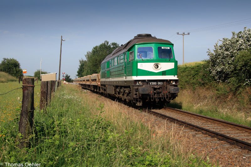 V300 003 passiert am 11.06.07 mit ihrem Leerzug nach Kayna den Bahnbergang bei Dobraschtz.