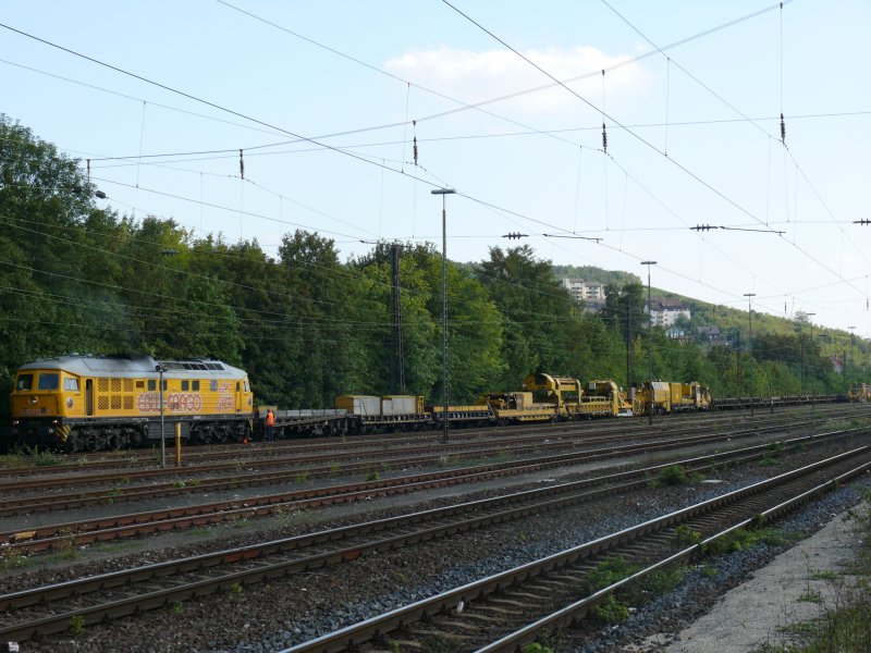 V300 09 der EBW Cargo mit einem sehr langen Bauzug in Veitshchheim, 18.08.2009