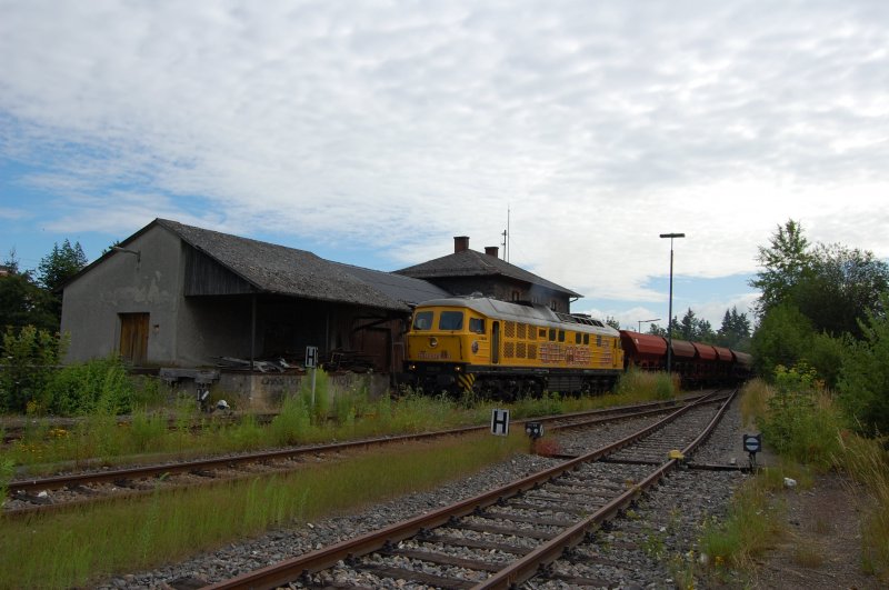 V300.09 (Ex 230 077) mit Schotterzug im Bahnhof Hirschau. (07.07.2009, Strecke Amberg-Schnaittenbach)