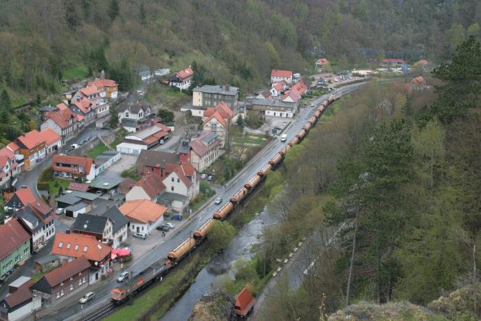 V330.2 zieht einen Kalkesselzug durch Rbeland. 285 001 schiebt am Ende nach; 02.05.2008