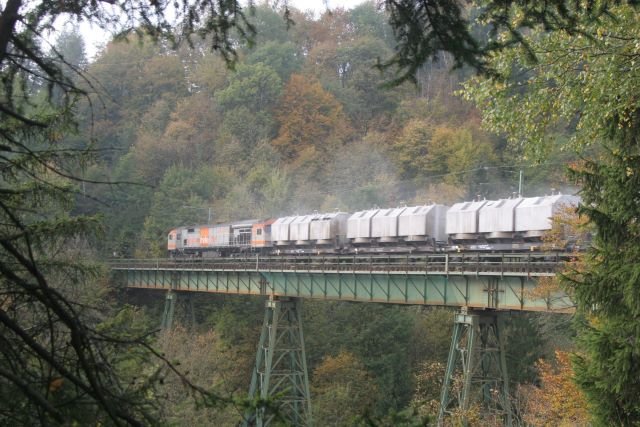 V330.3 schiebt einen schweren Kalkzug ber das Krocksteinviadukt; 08.10.2007