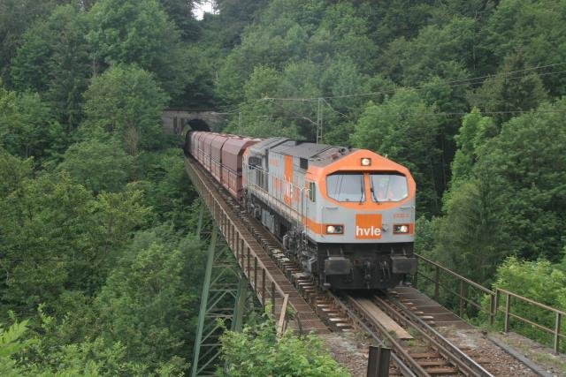 V330.3 berquert mit einem Kalkschotterzug das Kreuztal-Viadukt in Neuwerk. V60.3 schiebt am Zugende nach; 15.06.2007, 11.35 Uhr