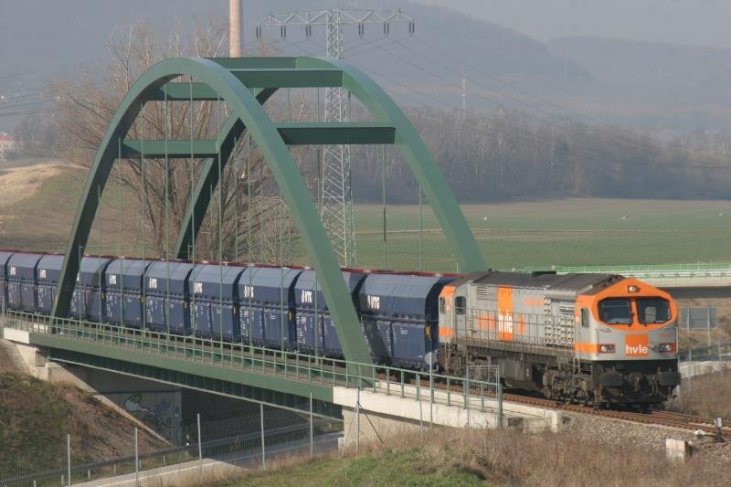 V330.3 zieht den  Blauen Zug  ber die B6n-Brcke bei Blankenburg; 03.04.2009