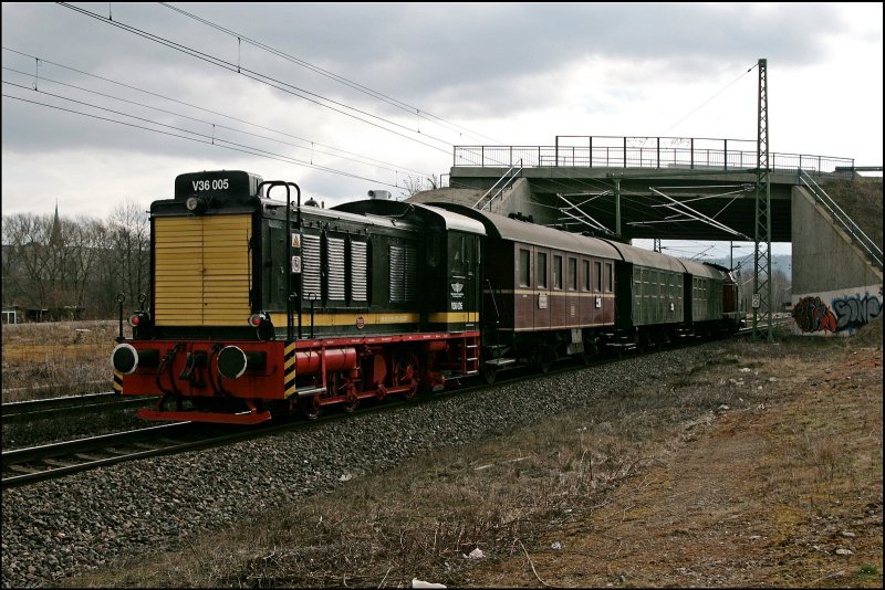V36 005 fhrt am Zugschluss des DPE 93085 nach Hagen Hauptbahnhof. Die V36 005 wurde 1944 bei Deutz/KHD gebaut und wurde am 16.09.1944 an die Wirtschatliche Forschungsgesellschaft mbH Berlin geliefert. Nach 1945 wurde sie bei der Deutschen Bundesbahn als V36 237 eingesetzt. 1978 wurde sie an die Verkehrsbetriebe Grafschaft Hoya GmbH verkauft. (09.03.2008)