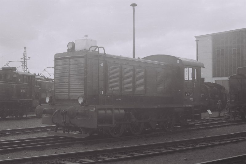 V36 027 am 26.08.1985 bei einer Fahrzeugausstellung im Bw Magdeburg Hbf.
