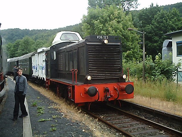 V36 123 der DFS bei der Einfahrt in den Bahnhof Muggendorf