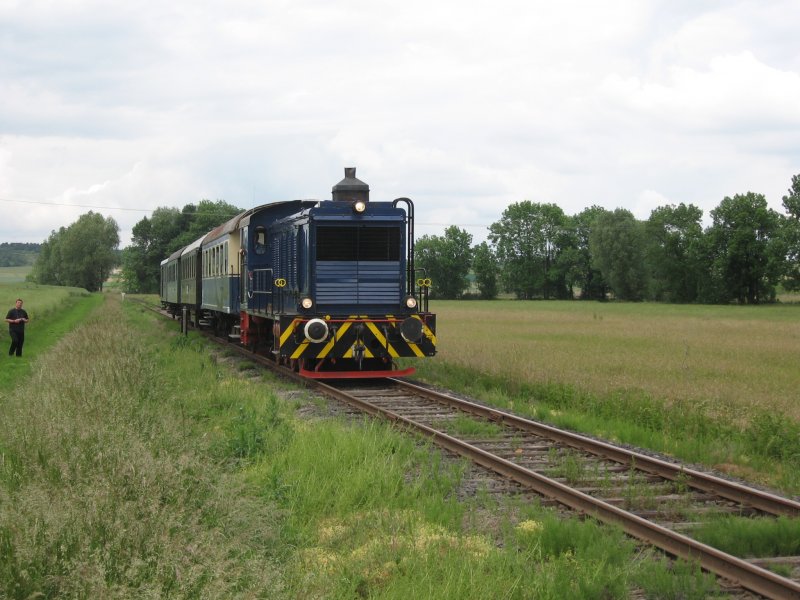 V36 an einem B entlang der ex Butzbach-Licher Eisenbahn am 3.6.07