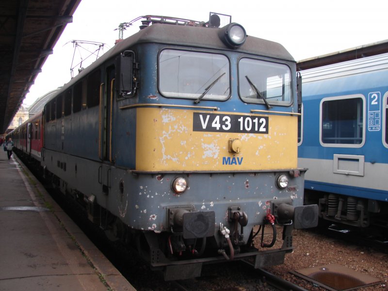 V43 1012 mit alten DB Regio Wagen aus Deutschland. Aufgenommen am 23.10.2007 im Bahnhof Budapest Keleti plyaudvar