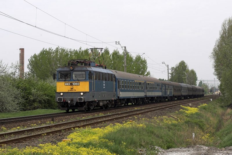 V43 1060 mit dem Napfny IC nach Szeged verlsst Kecskemt.
