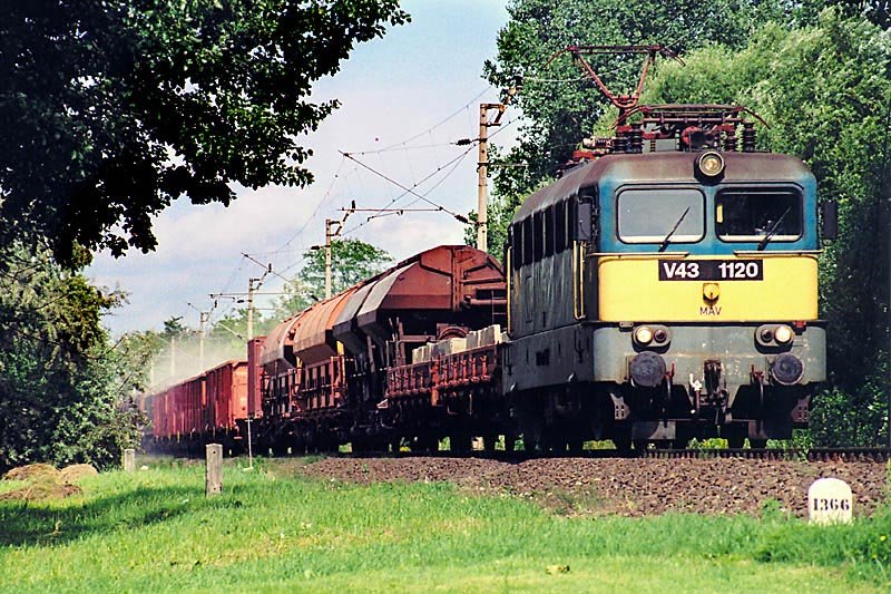 V43-1120,Balatonoszod,( Dorf zwischen Siofok-Fonyod )   der Guterzug nach Slovenien ( 6.08.2005 )