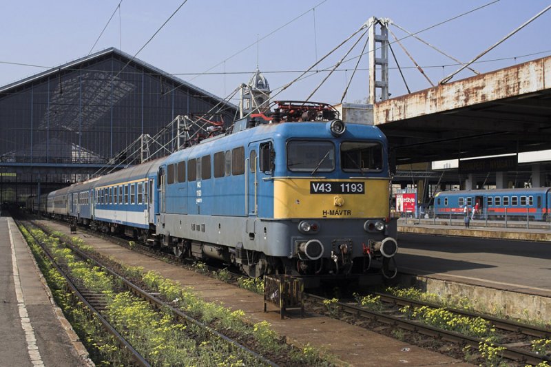 V43 1193 steht mit dem Aranyhomok IC nach Szeged am Nyugati pu bereit.
